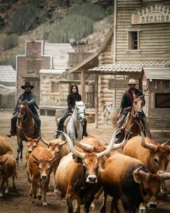 Cowboyt ajavat karjalaumaa villin lännen kaupungissa