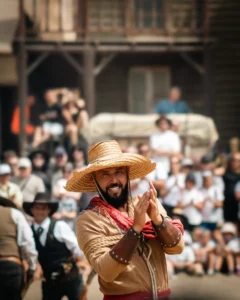 Cowboy-hattuinen esiintyjä villin lännen teemakuvauksessa