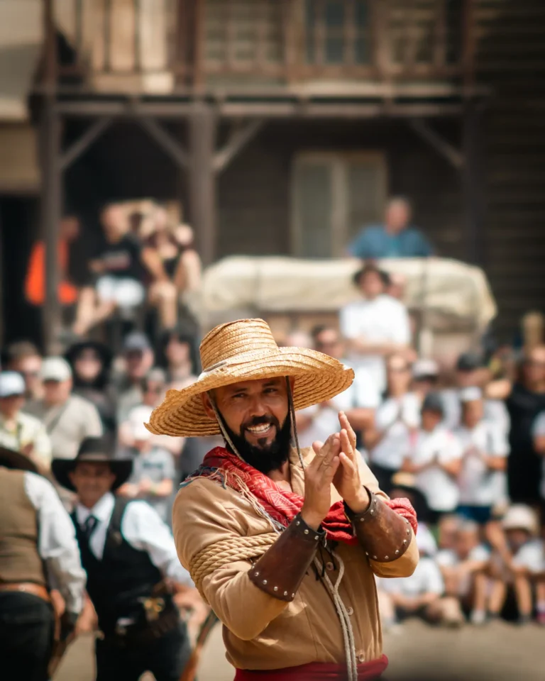 Cowboy-hattuinen esiintyjä villin lännen teemakuvauksessa