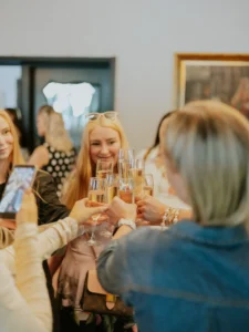 Vieraat kilistävät kuohuviinilaseja