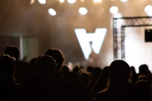 Konserttiyleisö ja lava valoissa Linnanmäellä