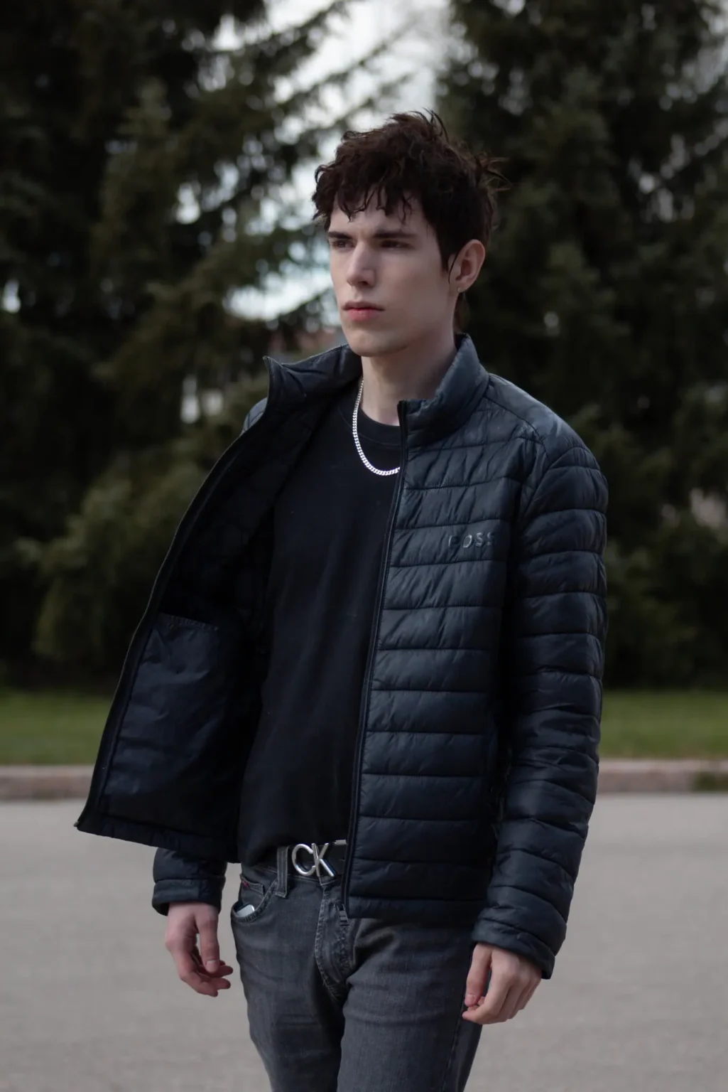 Nuori mies toppatakissa ulkona